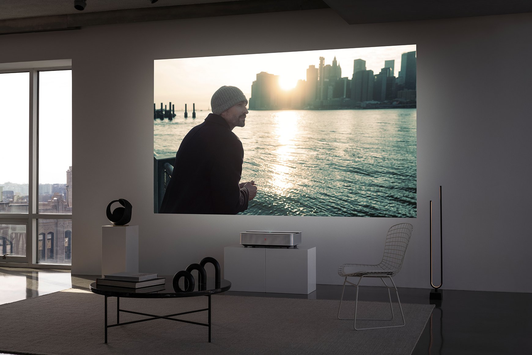 Wohnzimmer mit großer Projektion einer Skyline 