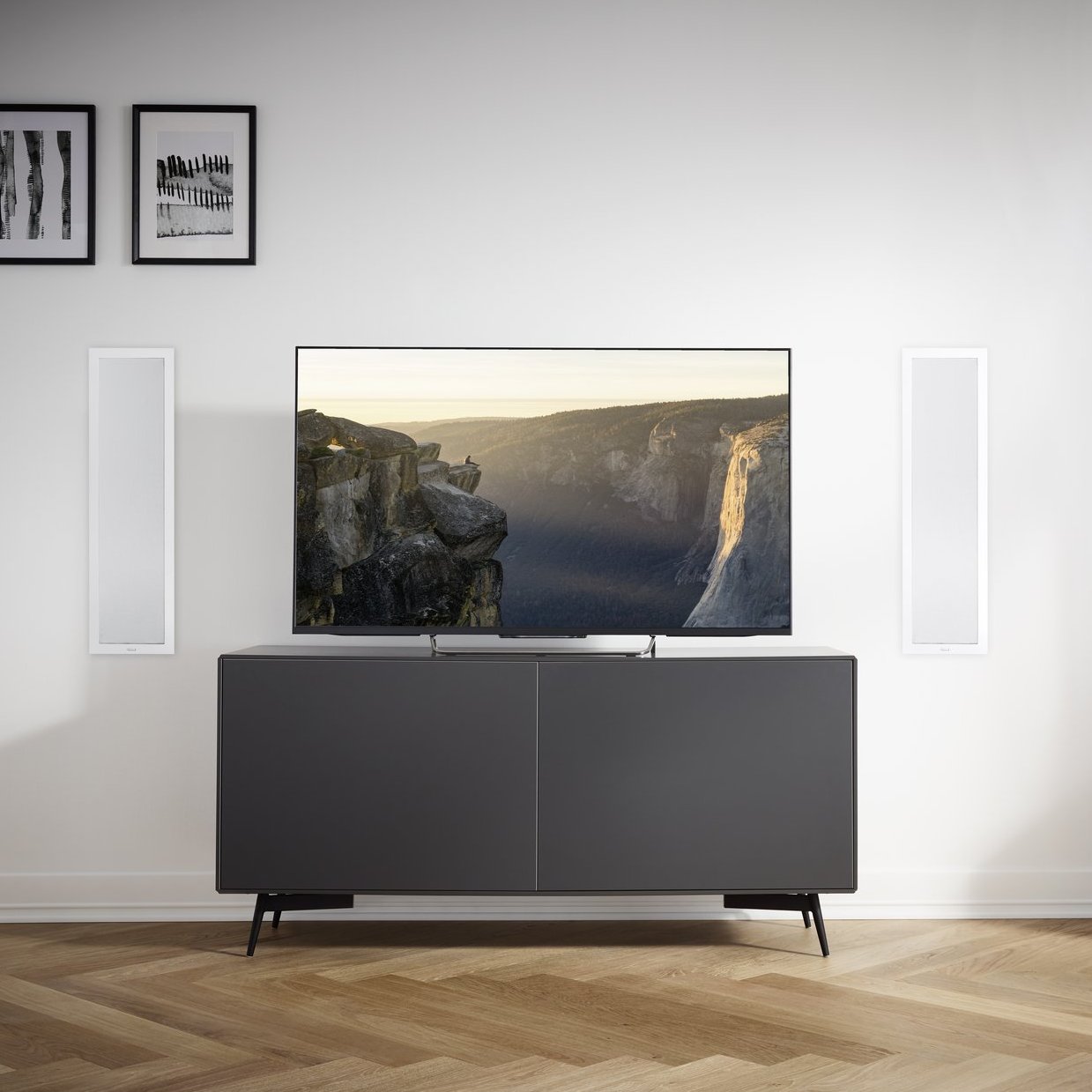 Fernseher mit seitlichen ultra flachen Lautsprechern.
